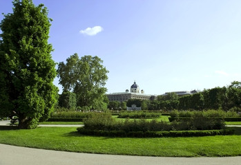 Fototapeta na wymiar Volksgarten in WIen, hinten Museumsgebäude am Maria-Theresien-Platz