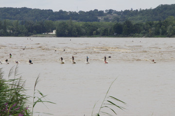 surfer sur la vague du mascaret en gironde