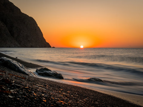 Lever du soleil sur la plage de Perissa, Santorin