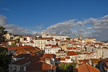 Fototapeta na wymiar Blick vom Miradouro Santa Luzia auf die Kirche Igreja Sao Vicente de Fora im Stadtteil Alfama, Lissabon; Lisboa; Portugal