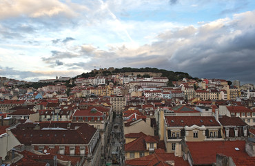 Blick von der Bergstation des Aufzugs Elevador de Santa Justa über den Stadtteil Baixa zum Burghügel mit der Burg Castelo de Sao Jorge, Lissabon; Lisboa; Portugal