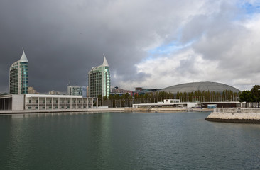 Gelände der Weltausstellung Expo 1998, Parque das Nacoes, Wasserbecken Doca dos Olivais, rechts Mehrzweckhalle Pavilhao Atlantico, Lissabon; Lisboa; Portugal