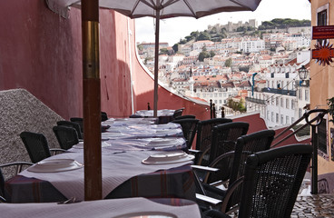 Tische in einem Restaurant in der Calcada do Duque, Stadtteil Bairro Alto, hinten Burghügel mit...
