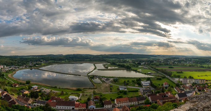 Weitblick auf Fischteiche und gr&uuml;ne Landschaft