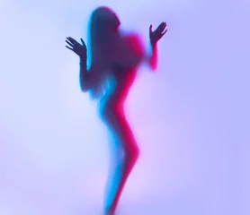 Foto op Plexiglas Schoonheid model meisje dansen silhouet. Mooie sexy jonge vrouw met perfecte slanke lichaamsdans in uv-licht © Subbotina Anna