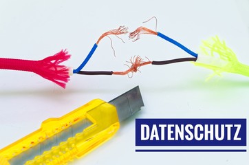 Bunte Kabel die getrennt und notdürftig geflickt wurden und einem Cuttermesser mit Aufschrift in...