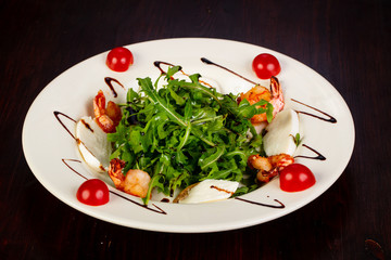 Salad with mozzarella and prawns