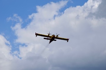 Fototapeta na wymiar Löschflugzeug im Himmel