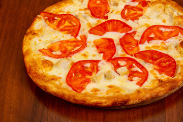 Pizza with chicken and tomato
