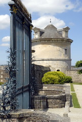 Fototapeta premium Chateau de Balleroy, grille d'entrée et pigeonnier, département Calvados, France