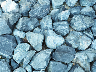 青色の石が敷かれた地面