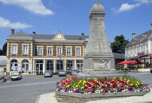 Ville de Balleroy, L'Hôtel de Ville et le monument aux morts, Calvados, France