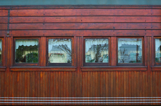 Ventanas de madera de viejos vagones restaurantes