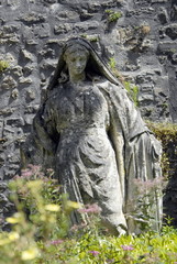 Fototapeta na wymiar Ville de Bayeux, sculpture femme et son voile, département du Calvados, Normandie, France