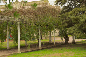 Pergola en plaza de pueblo, argentina