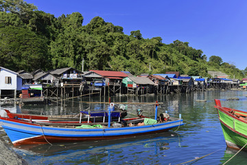 Fototapeta na wymiar Bunte Fischerboote im Meer vor dem Strand des Fischerdorfes Ngapali, Thandwe, Rakhine-Staat, Myanmar, Asien