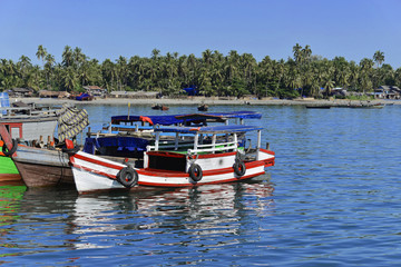 Bunte Fischerboote im Meer vor dem Strand des Fischerdorfes Ngapali, Thandwe, Rakhine-Staat, Myanmar, Asien