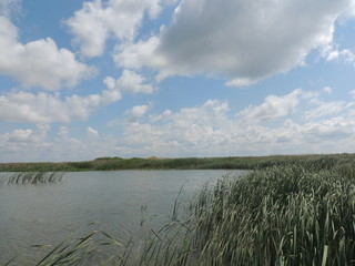 облака над озером