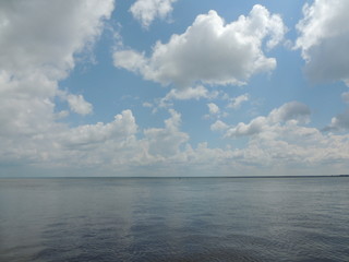 облака над озером