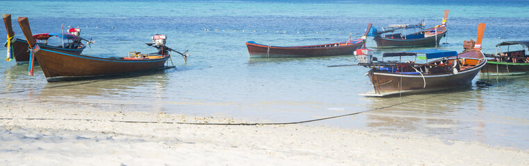 Obraz premium Wooden boat in the Andaman sea Thailand.