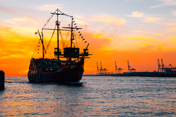 Obraz premium Cruise ship and dramatic sunset at Osaka port in Japan