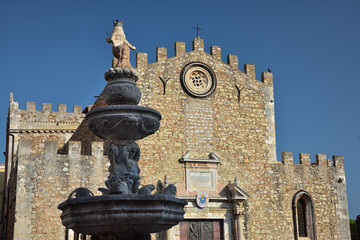 Fototapeta premium Dom San Nicolò und Brunnen | Taormina