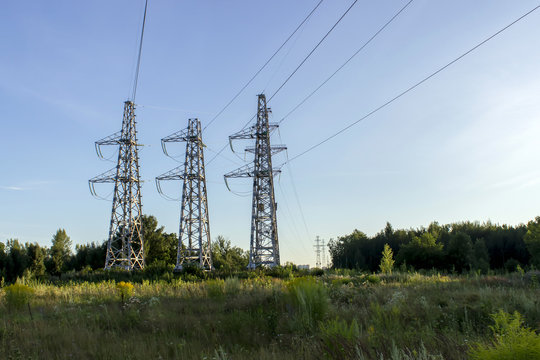 Electricity distribution with high voltage power lines