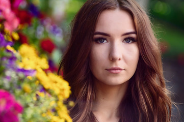 Naklejka premium Young teenage girl in a white dress circle of flowers.