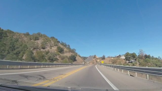 Autopista con subidas y tr&aacute;nsito en contra flujo