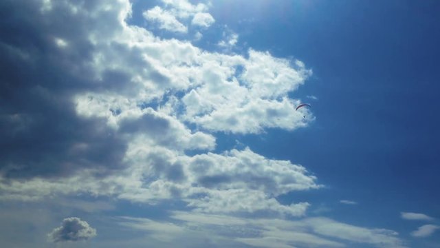Parapentiste perdu dans le ciel