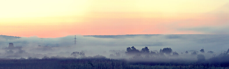 Fototapeta na wymiar view of the lake in the fog early in the morning