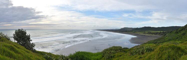 Strand bei Ebbe bei Muriwai Beach