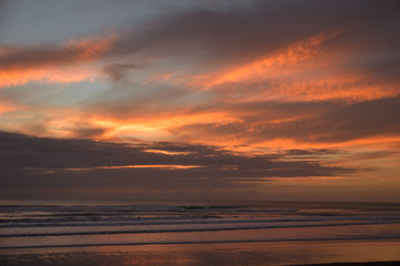 Fototapeta na wymiar Muriwai Beach im Abendrot hinter den Dünen