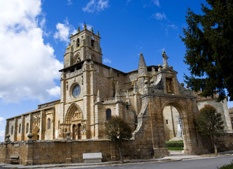 Fototapeta na wymiar romanische Kirche Santa Maria la Real, Dorf Sasamón, Provinz Burgos, Camino de Santiago, Jakobsweg, Kastilien, Spanien