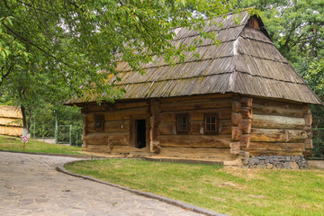 Fototapeta na wymiar Traditional Ukrainian log cabin with wooden roof