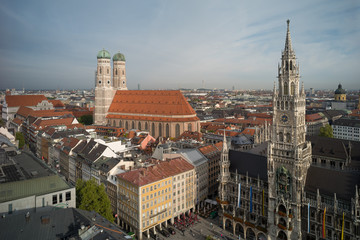 Naklejka na ściany i meble Blick auf die Frauenkirche und die Stadt München 