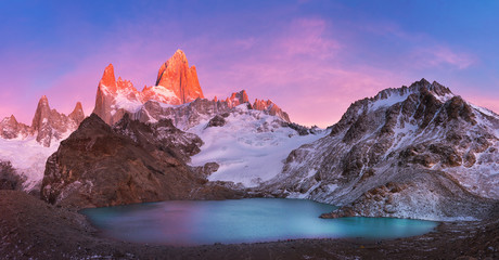 Mount Fitz Roy und Laguna-De-Los-Tres bei Sonnenaufgang, Nationalpark Los Glaciares, Patagonien, Argentinien. Südamerika