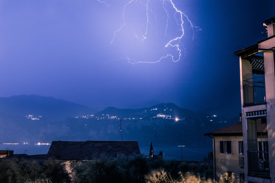 Blitzeinschlag &uuml;ber H&auml;userdach, Unwetter in Italien