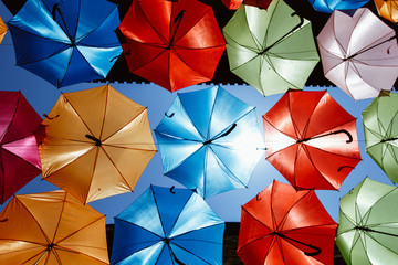 Viele bunte Regenschirme dienen als Dekoration und Sonnenschutz in Carcassonne, Frankreich