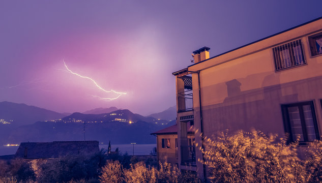 Blitzeinschlag &uuml;ber H&auml;userdach, Unwetter in Italien