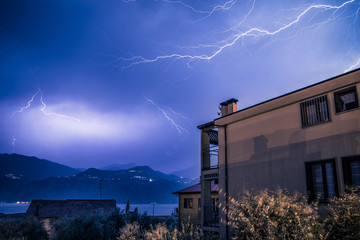 Blitzeinschlag über Häuserdach, Unwetter in Italien - obrazy, fototapety, plakaty