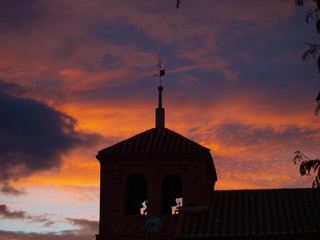 torre de iglesia al atardecer