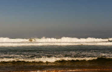 Meeresbrandung am Strand Playa de los Locos (Surfer Hotspot) in Suances an der Grünen Küste, Costa Verde, Kantabrien, Nordspanien; beliebter Surfspot
