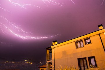 Blitzeinschlag über Häuserdach, Unwetter in Italien