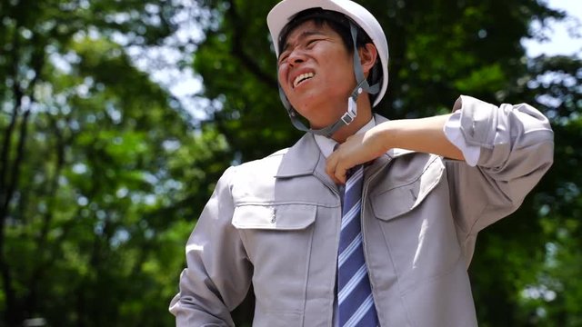 猛暑で苦むビジネスマン・イメージ・ヘルメット・環境音入り