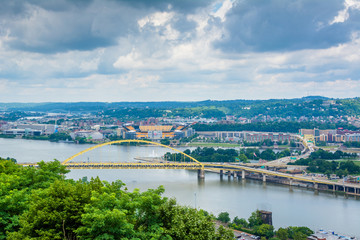 Obraz premium Fort Pitt Bridge, in Pittsburgh, Pennsylvania