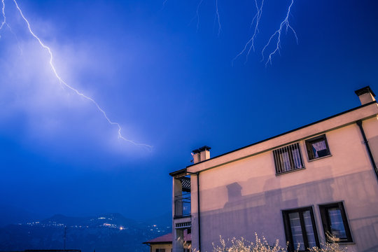 Blitzeinschlag &uuml;ber H&auml;userdach, Unwetter in Italien
