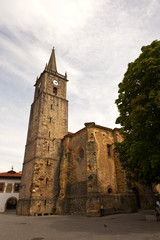 Fototapeta na wymiar Pfarrkirche (Iglesia Parroqial) San Crist—bal) im Ort Comillas, Cantabria; Kantabrien; NordkŸste; GrŸne KŸste; Costa Verde; Spanien