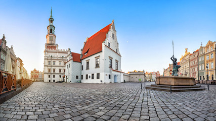 Panorama Starego Rynku w Poznaniu z zabytkowym budynkiem domu wagowego - obrazy, fototapety, plakaty