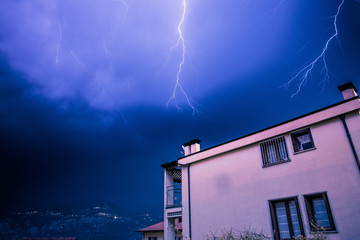 Blitzeinschlag über Häuserdach, Unwetter in Italien